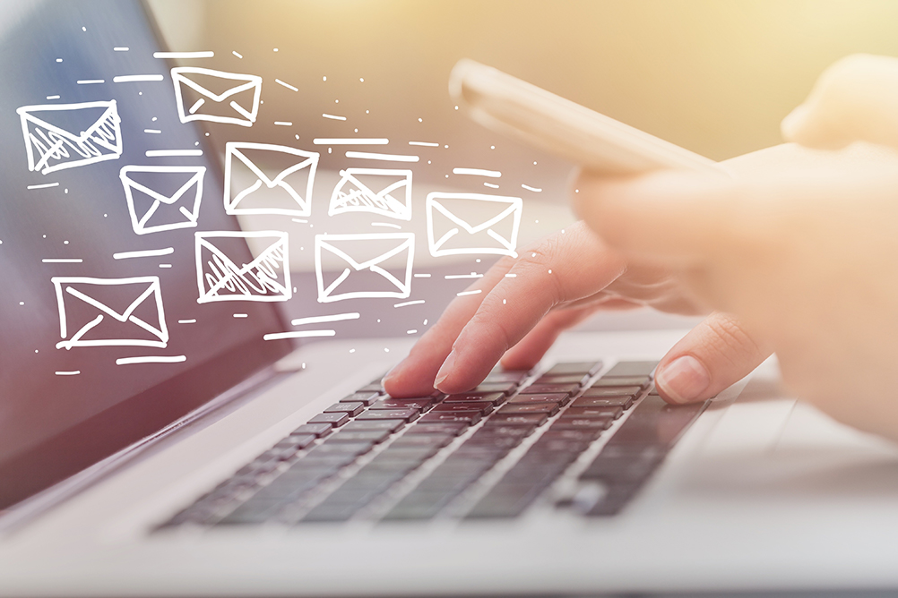 digitale brev stømmer ut av pc.jpg